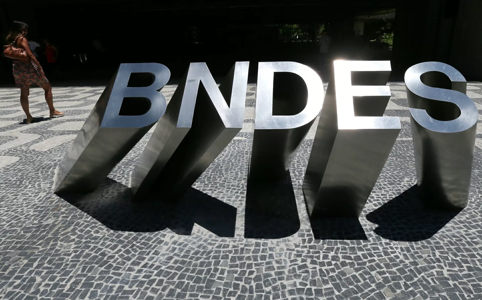 Governo injeta R$ 6 bi para BNDES criar linha de crédito para compra de caminhões