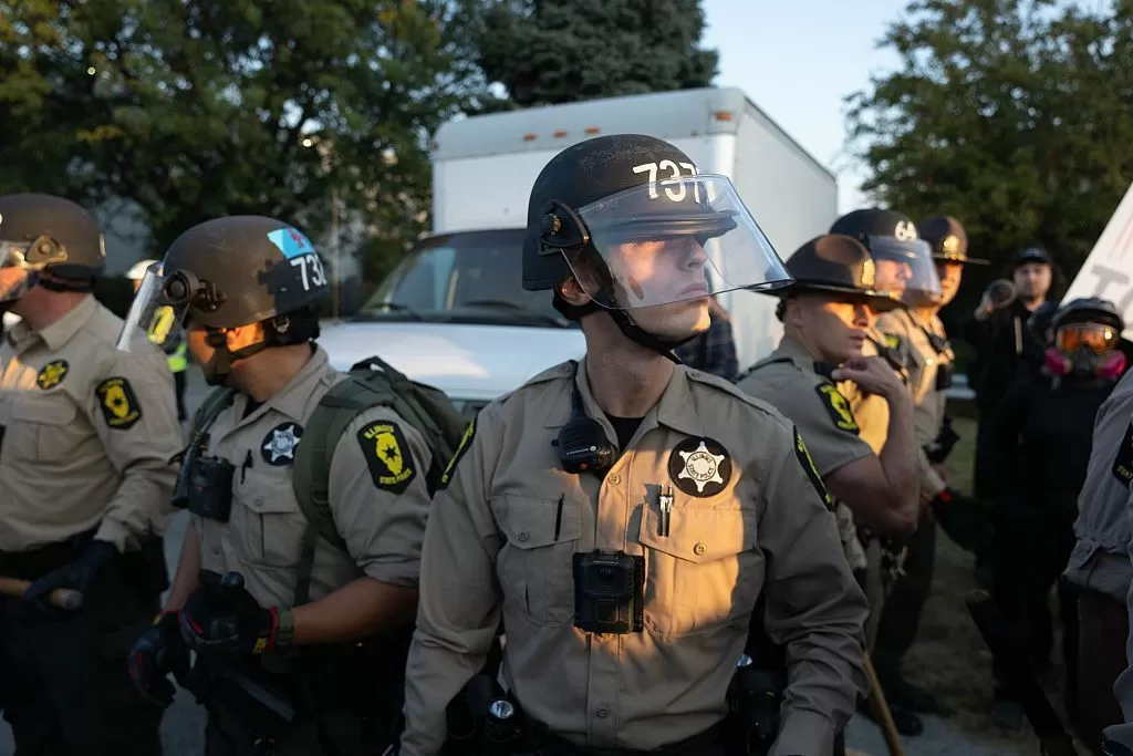 Justiça dos EUA bloqueia envio de agentes a Chicago em revés para Trump
