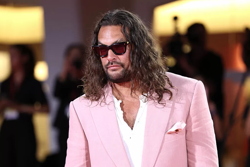 Colman, Momoa, Brad, Timothée, Messi: eles de rosa, sim