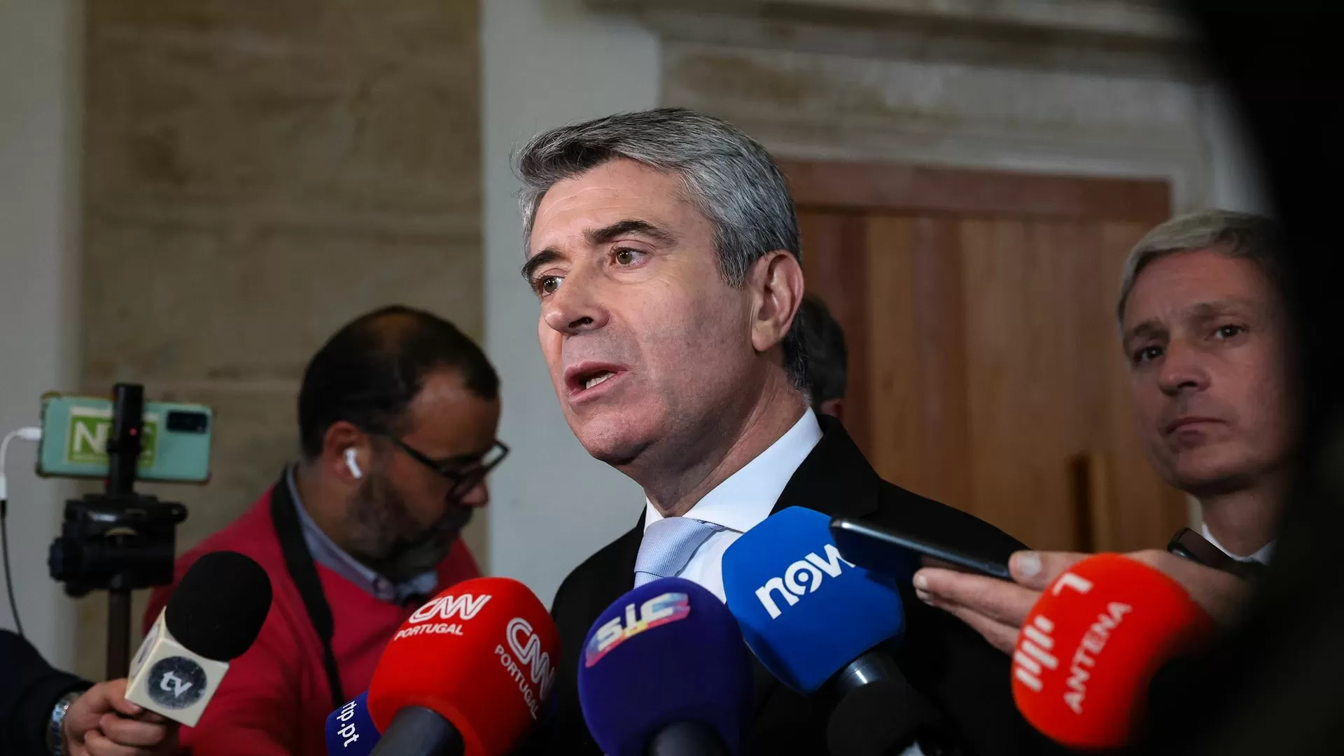 Carneiro acusa Governo de "impreparação e incompetência" após suspensão de controlos no aeroporto de Lisboa