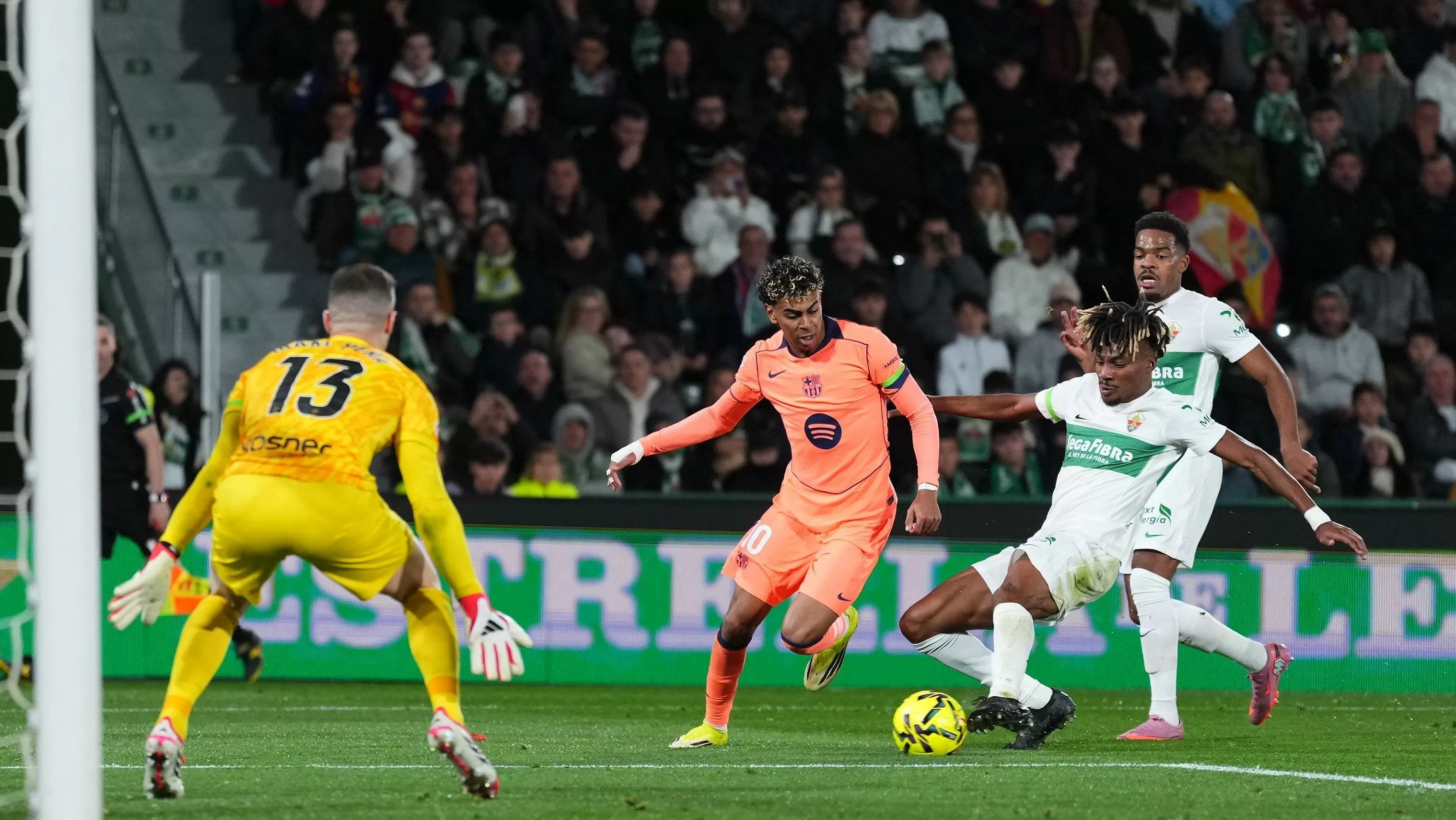 Lamine Yamal brilha e Barcelona vence o Elche por 3 a 1