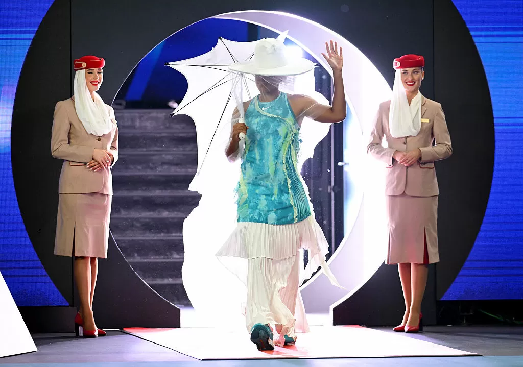 Quando a quadra vira passarela: Naomi Osaka transforma jogo de tênis em desfile de alta-costura