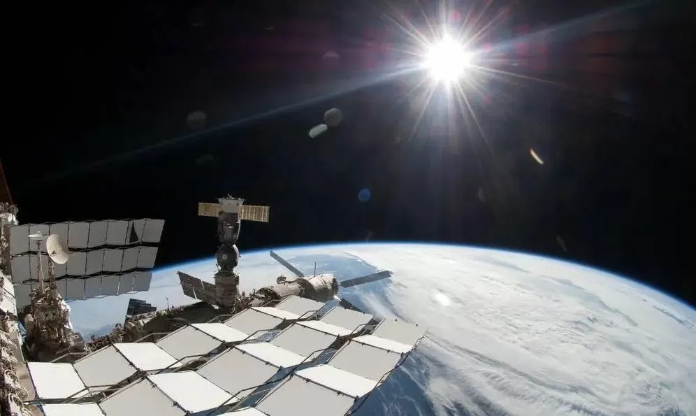 Explosão solar que atinge Terra põe em alerta astronautas para radiação