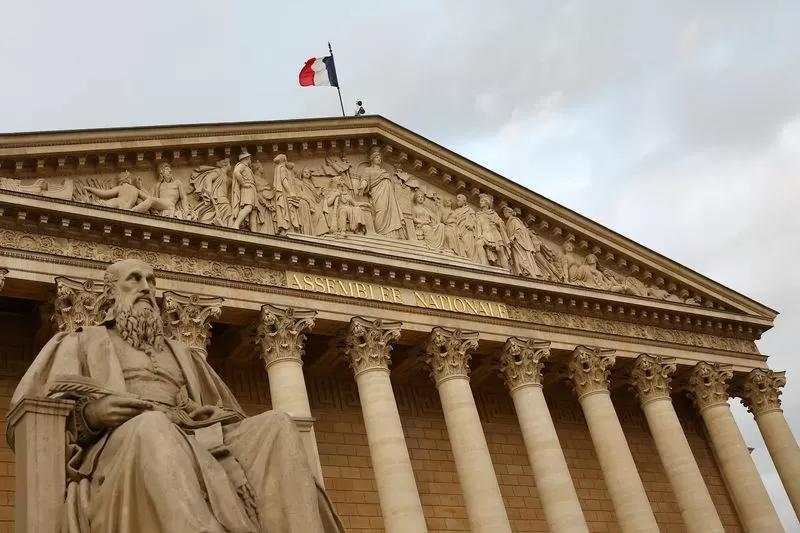 França aprova lei que elimina obrigação sexual no casamento