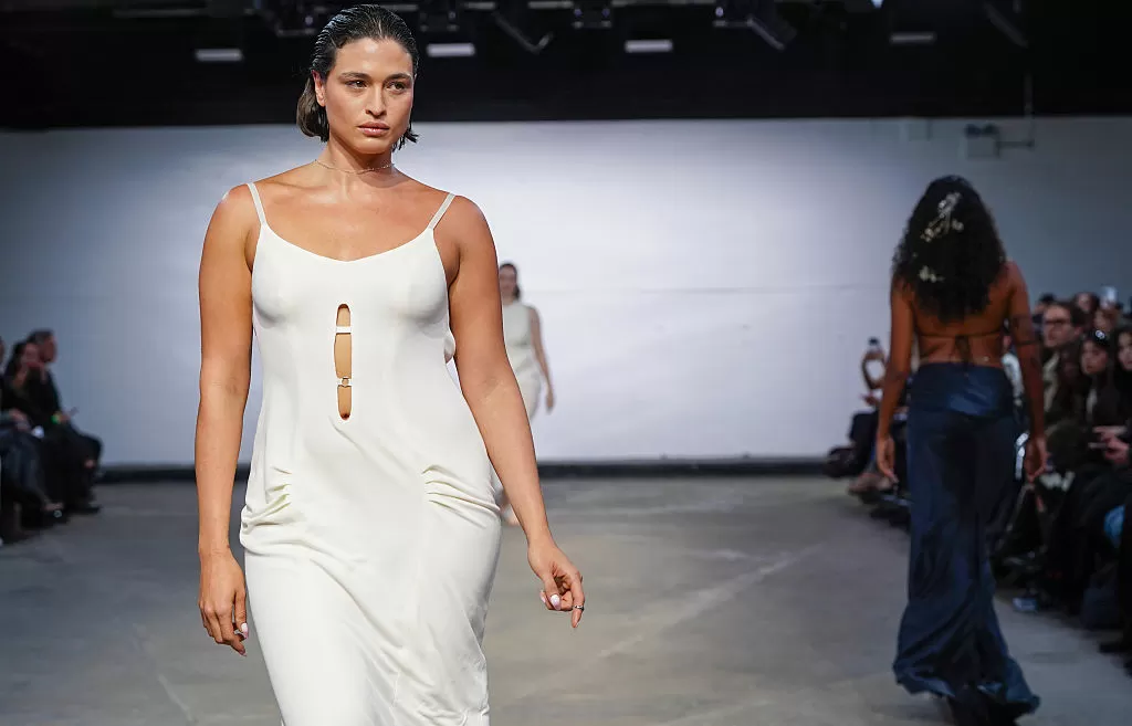 Na contramão do mundo, Londres devolve as curvas à moda