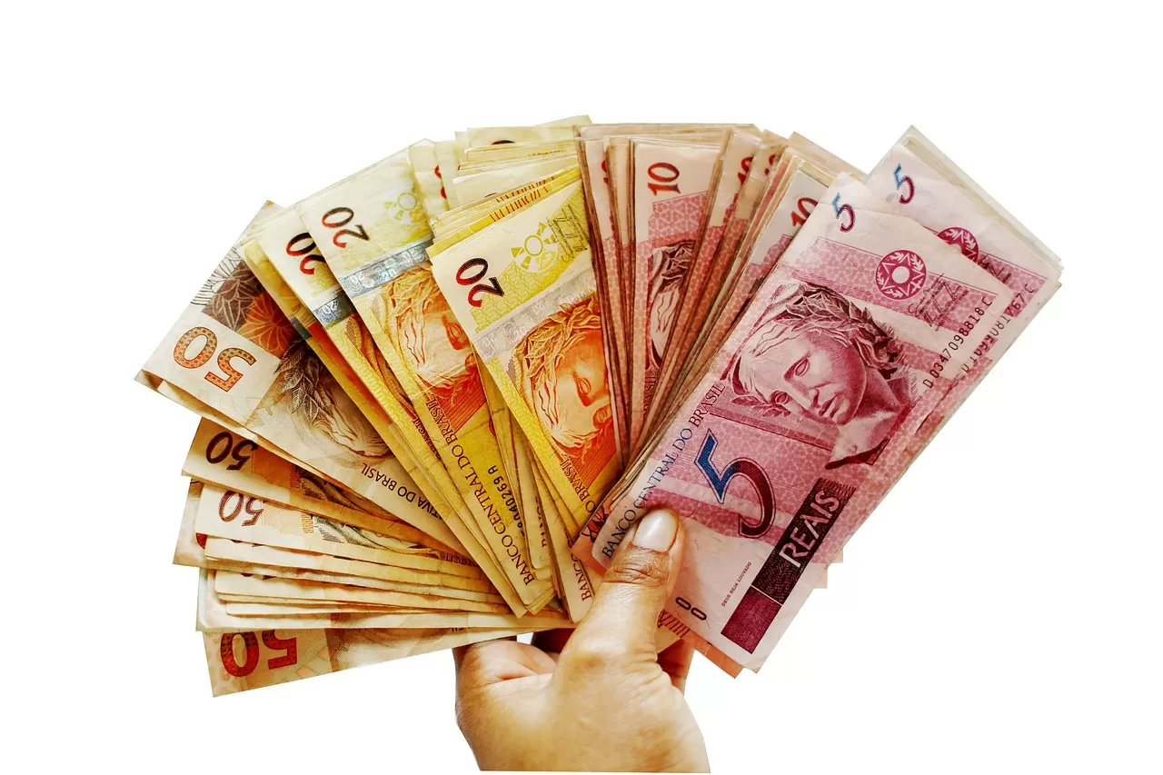 Trabalhador assalariado chega a receber até o dobro dos autônomos, diz Banco Mundial