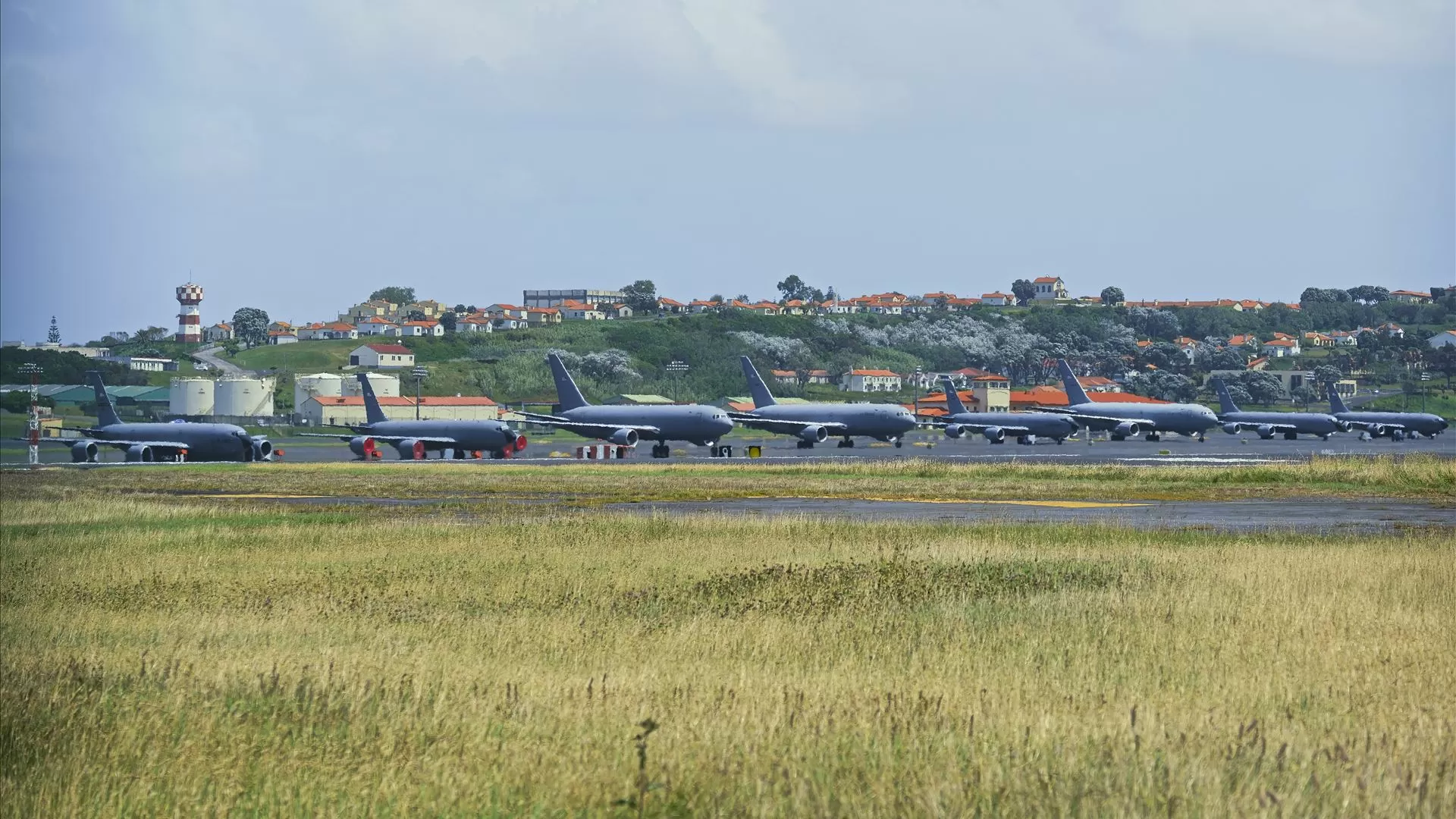 Líder do PS diz que portugueses têm direito de saber o que se passa na Base das Lajes