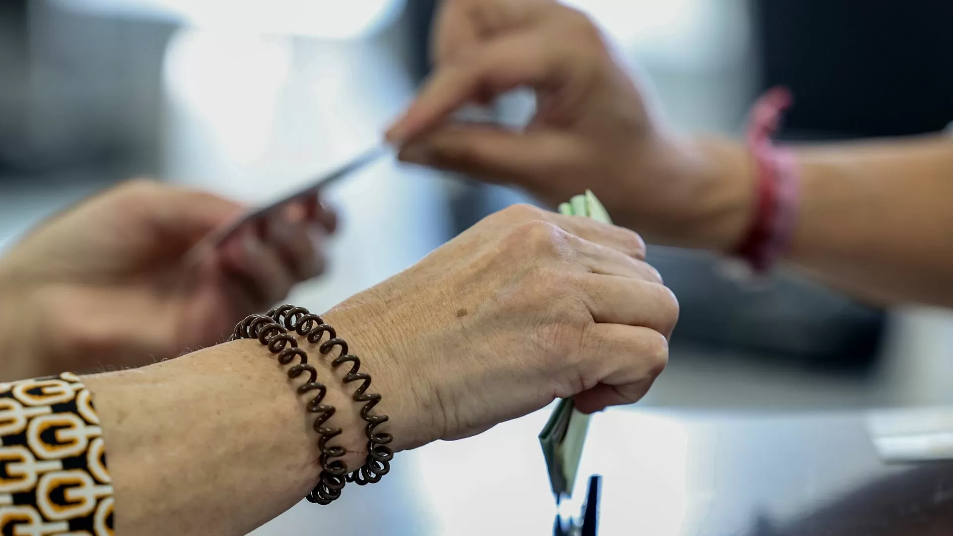 Mandatário de Seguro denuncia transporte indevido de eleitores para votar em Paris