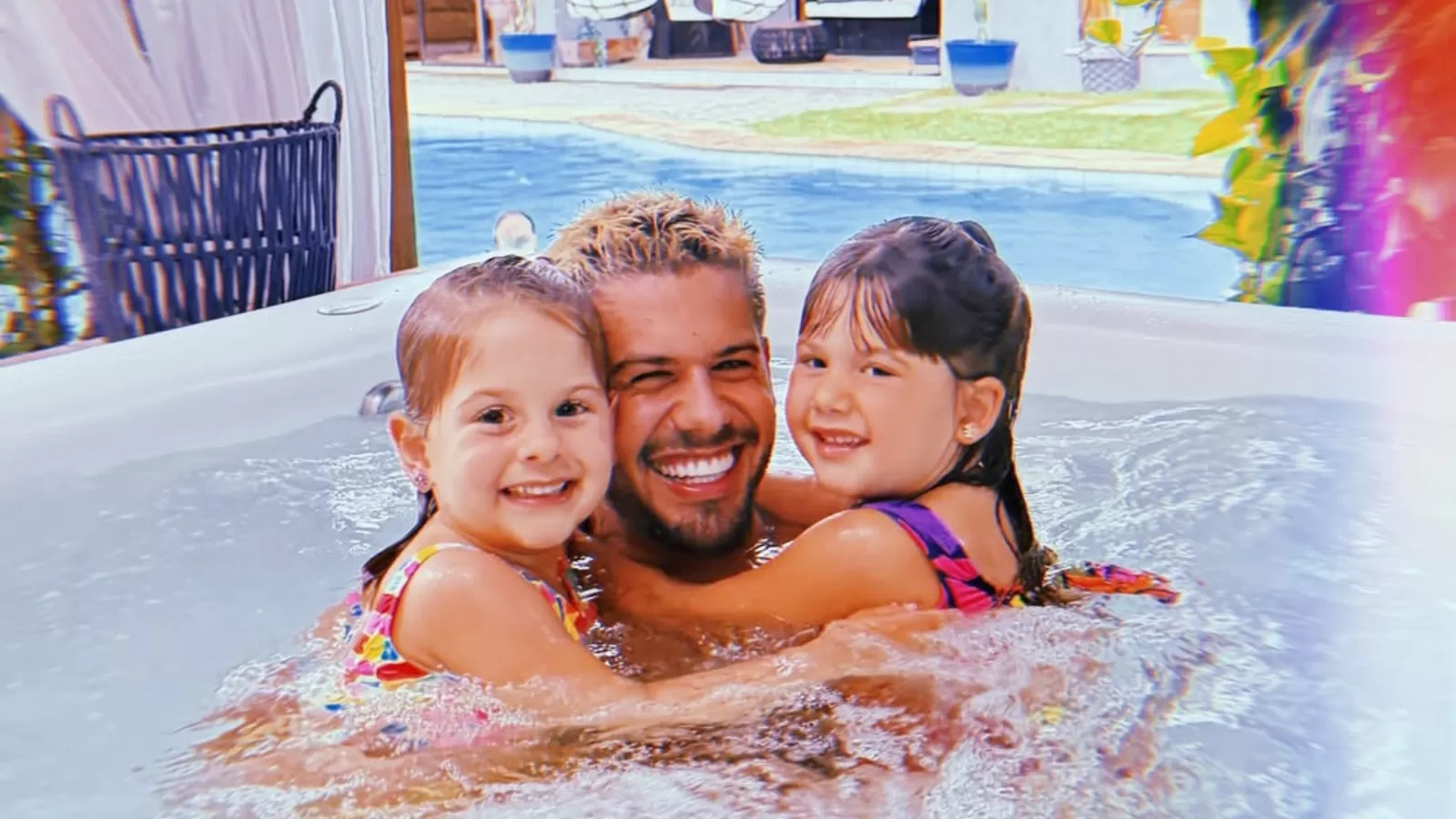 Zé Felipe faz pausa durante gravações e mostra fotos com os filhos no Rio