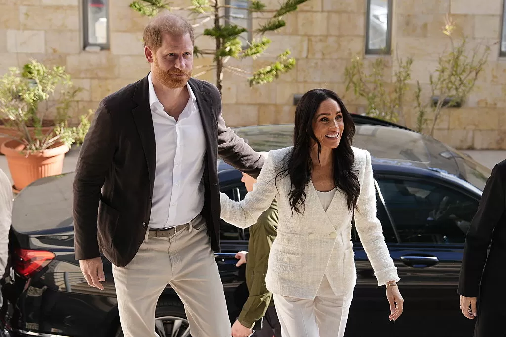 Enquanto Kate brilha em Londres, Meghan aposta em minimalismo