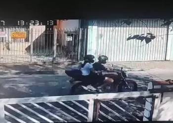 Vídeo mostra pai e filha chegando em casa antes de serem mortos por adolescente em SP