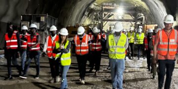 O Ministro da Energia e Águas realiza uma visita às obras do Aproveitamento Hidroelétrico de Caculo Cabaça