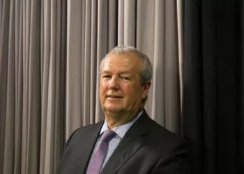 Aeroporto: Turismo insiste em solução para crescer capacidade em Lisboa enquanto se espera Alcochete