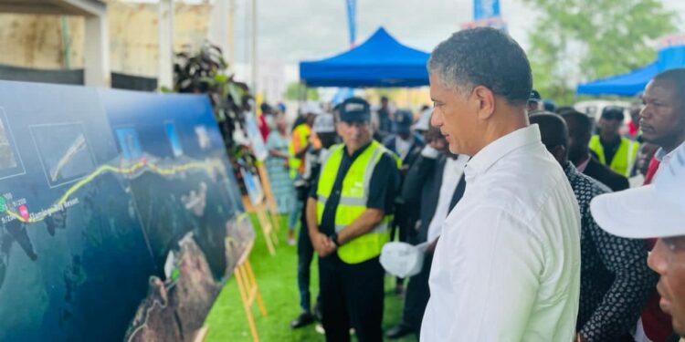 Moradores da comunidade do Buraco, localizada no Distrito Urbano do Mussulo, agora têm acesso à rede pública de energia elétrica