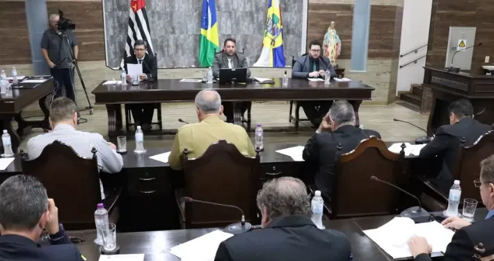 Ex-prefeito, vice e sete vereadores são alvos de operação no interior de SP