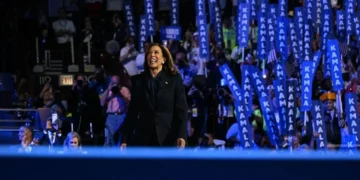 Campanha democrata revitalizada supera republicanos em audiência na convenção