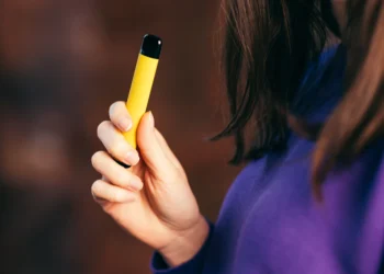 Depressão deixa adolescentes mais propensos a fumar vape, diz estudo