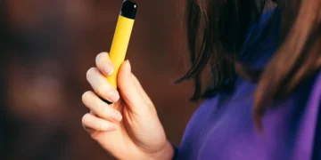 Depressão deixa adolescentes mais propensos a fumar vape, diz estudo