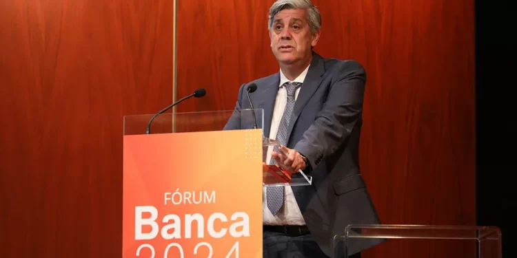 BdP altera delegação de poderes com saída de Rosalino e Centeno fica com sete pelouros