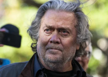 Ex-estrategista de Trump deixa a prisão