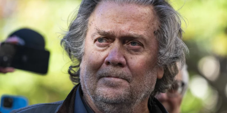 Ex-estrategista de Trump deixa a prisão