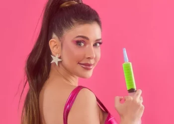 Influencer brasileira faz aniversário com tema de “A Substância” e choca web