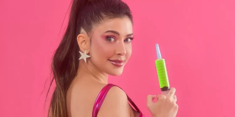 Influencer brasileira faz aniversário com tema de “A Substância” e choca web