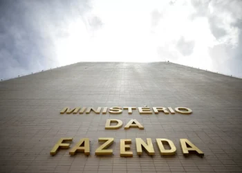 Dólar acima de R$ 6 e alta de 1 ponto na Selic: projeções pioram com pacote fiscal