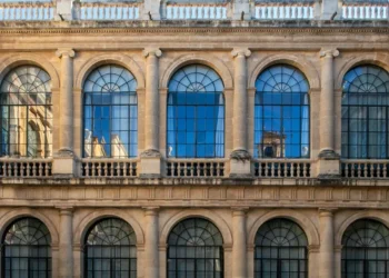 “Política: Entre Escândalos e Desigualdade”