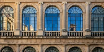 “Política: Entre Escândalos e Desigualdade”