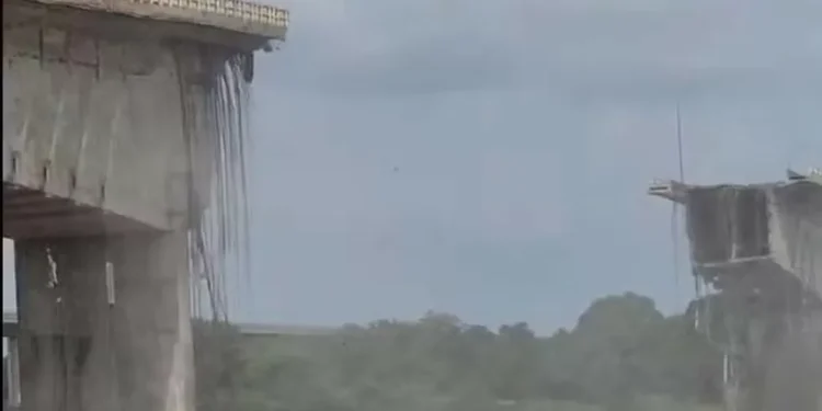 Vão central de ponte que liga Tocantins ao Maranhão desaba; uma morte é confirmada