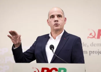 “Grávidas estão a servir de cobaias”, acusa PCP