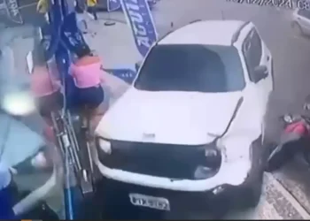 Carro desgovernado invade loja e deixa mulher ferida; veja vídeo