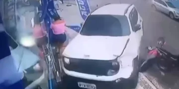 Carro desgovernado invade loja e deixa mulher ferida; veja vídeo