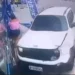 Carro desgovernado invade loja e deixa mulher ferida; veja vídeo
