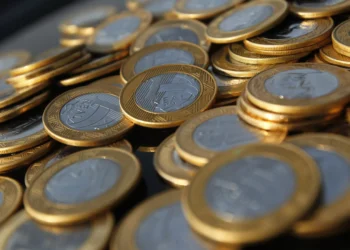 Mercado vê déficit fiscal menor em 2025 e melhora projeção para dívida, mostra Prisma