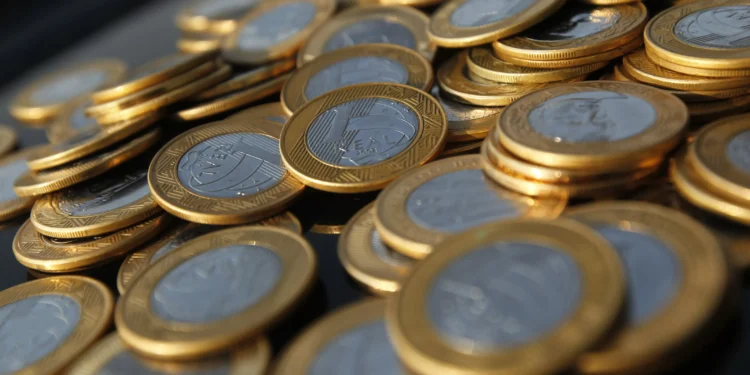 Mercado vê déficit fiscal menor em 2025 e melhora projeção para dívida, mostra Prisma