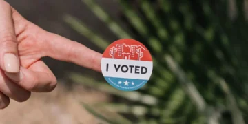 “O papel fundamental da política na sociedade”