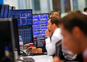 Tarifas de Trump provocam quedas após máximos históricos. Seguem-se dados do emprego nos EUA