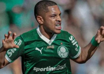 Leila Pereira veste “tigrinho” em homenagem a reforço do Palmeiras