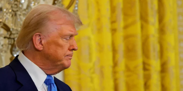 Trump diz que tarifas sobre México e Canadá “avançarão” no próximo mês