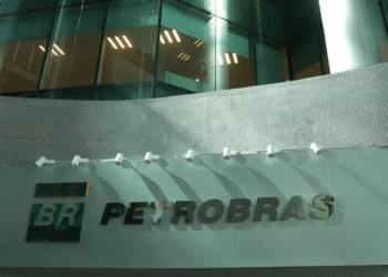 Ação da Petrobras despenca mais de 7% após prejuízo no trimestre