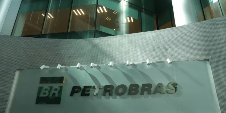 Ação da Petrobras despenca mais de 7% após prejuízo no trimestre
