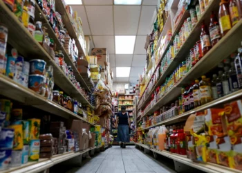 Sentimento do consumidor dos EUA cai a 64,7 em fevereiro, aponta levantamento final