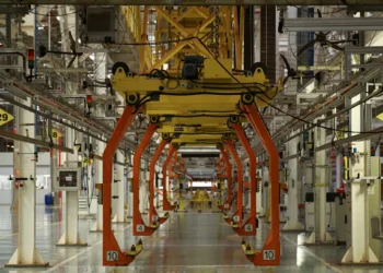 Confiança da indústria recua em fevereiro e mantém cenário de cautela, aponta FGV