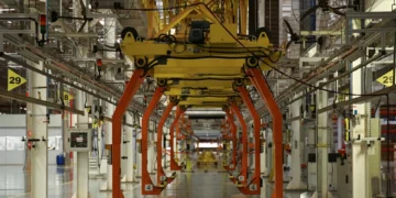 Confiança da indústria recua em fevereiro e mantém cenário de cautela, aponta FGV