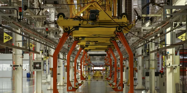 Confiança da indústria recua em fevereiro e mantém cenário de cautela, aponta FGV