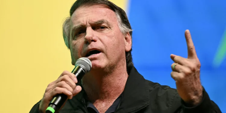 O chip hormonal de Bolsonaro: melhora da vida sexual ou risco à saúde?