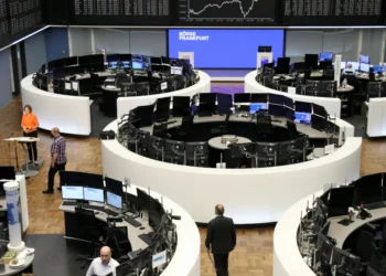 Wall St cai enquanto projeção fraca do Walmart gera preocupação