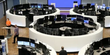 Wall St cai enquanto projeção fraca do Walmart gera preocupação